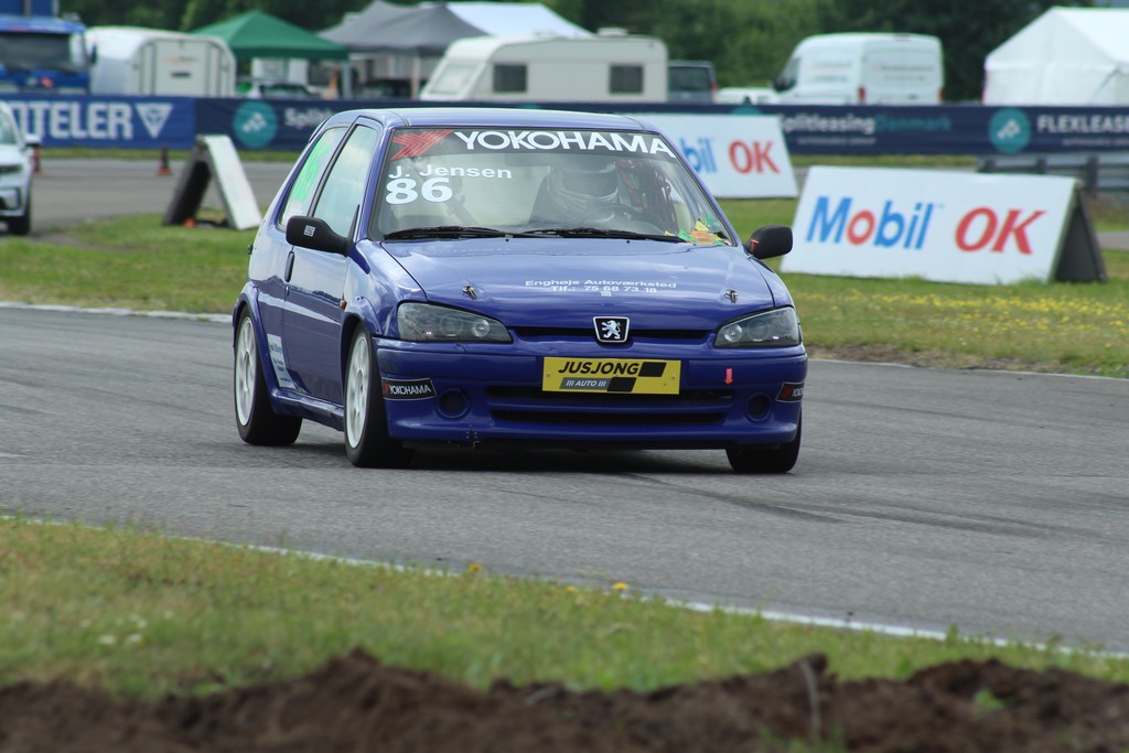 Jens Jensen (86) stillede op i den noget undermotorisede Peugeot 106 Rallye, men det var dog ikke motoren som gav ham kvaler i heat 2 og 3, men til gengæld en trækaksel, som endte med at knække halvvejs gennem det 3. løb
(Foto: JJ Media)